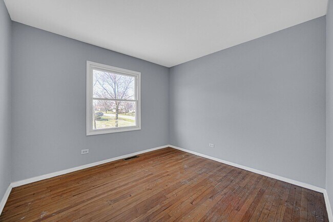 Foto del edificio - Spacious 4-Bedroom Split-Level in University Park