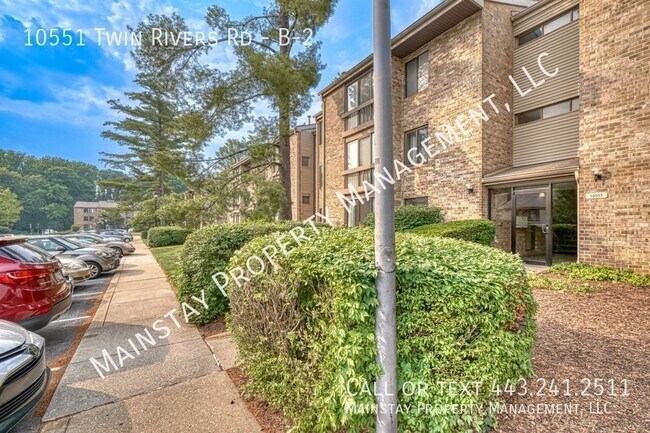 Building Photo - 2 Bedroom Condo W/ Sunroom!