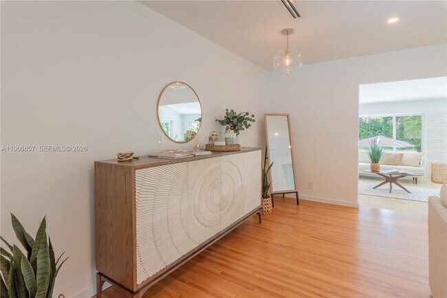 Building Photo - 920 Alava Ave