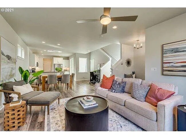Sala de estar en la planta baja - Ejemplo de mobiliario del modelo - 10111 NE 132nd Ave
