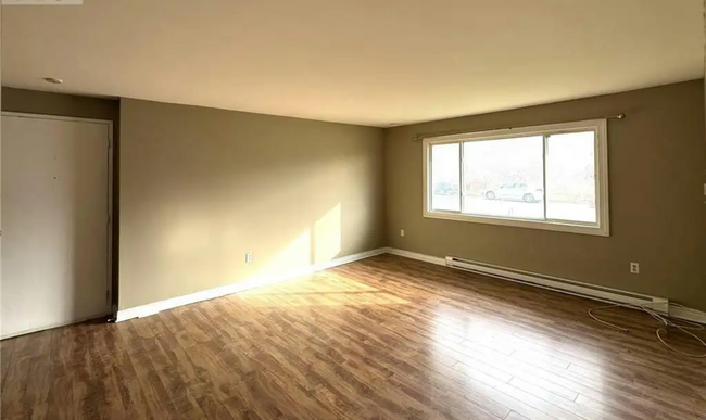 Building Photo - 5-325 Coldbrook Cres