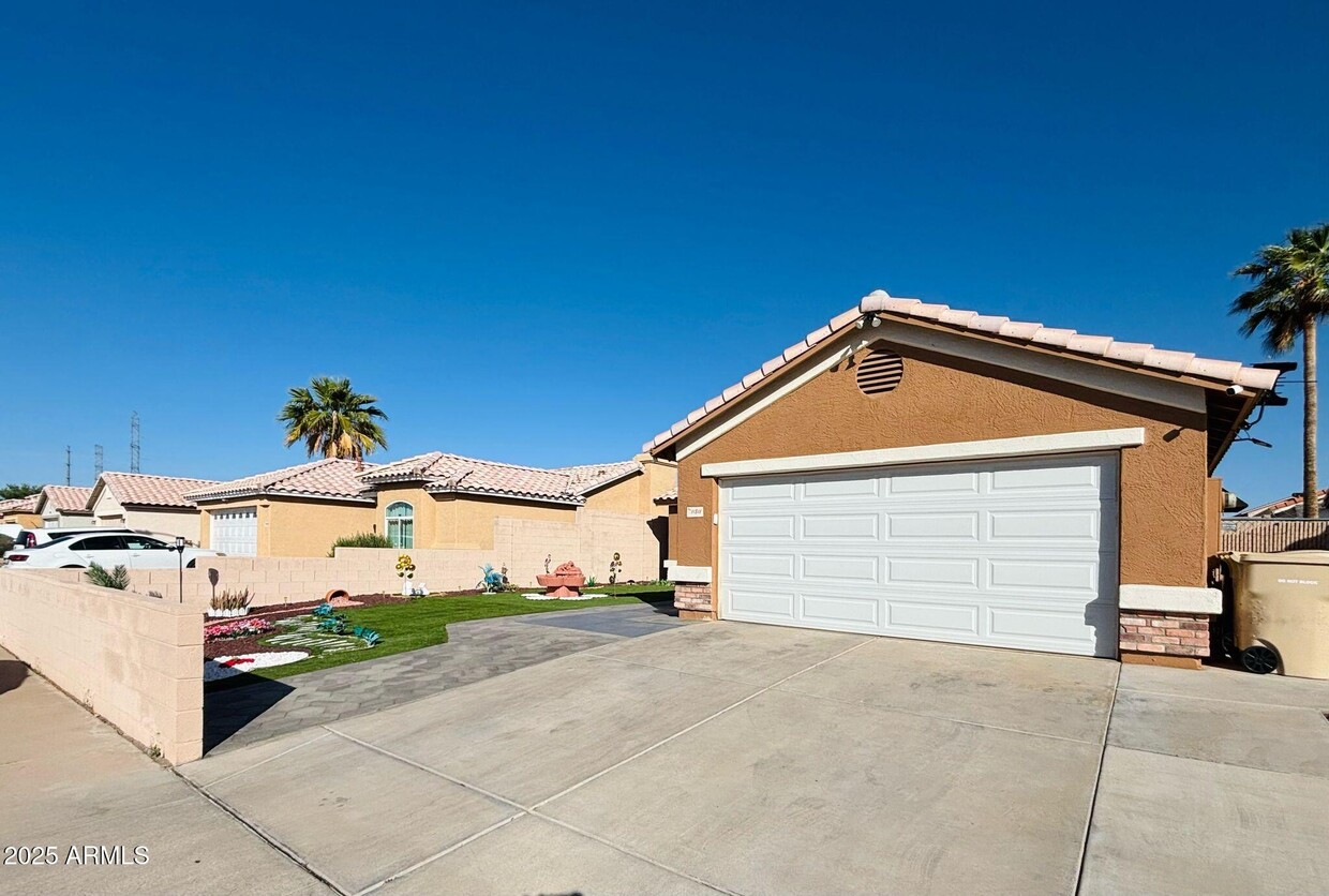 Foto principal - 11311 W Lawrence Ln