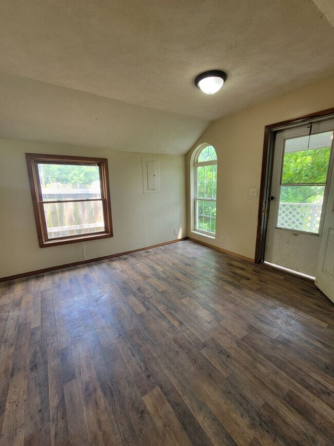 Building Photo - 2 Bedroom | 1 Bathroom House | Large Yard ...