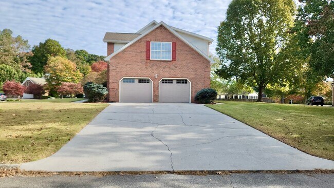 Building Photo - Knoxville 37920 - Completely Renovated 4 Bedroom, 4 Bath home - Contact Tanner Fee (865) 850-5103