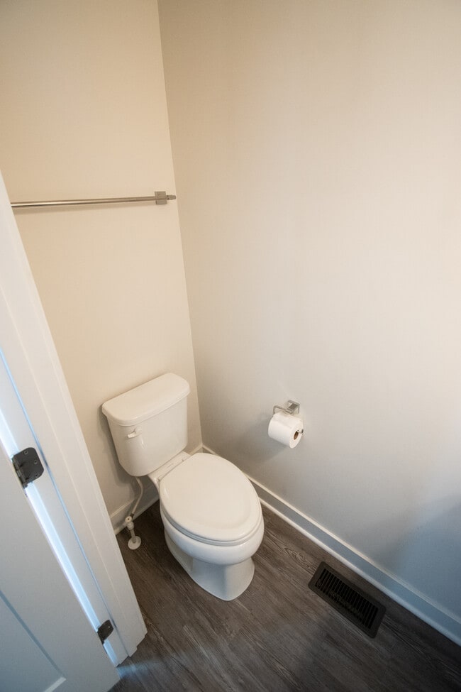 1st flr hlf bth - 914 Avast Way