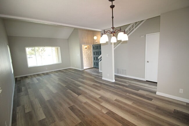 Building Photo - Oxnard | 4 bedroom + 2.5 bathroom Single F...