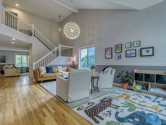 Foto del edificio - Spacious 5 bedroom 4 Bathroom Home Available August 7th!