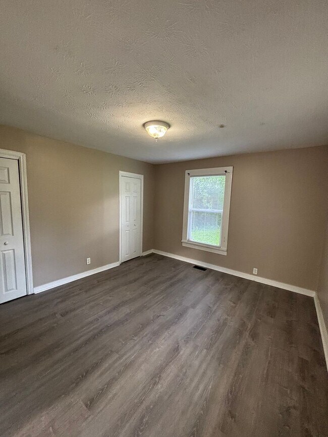 Building Photo - North Knoxville Cottage!