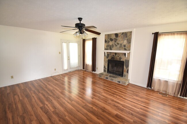 Foto del edificio - COMING SOON~3 Bedroom and 2 Bath Home (No Pets)