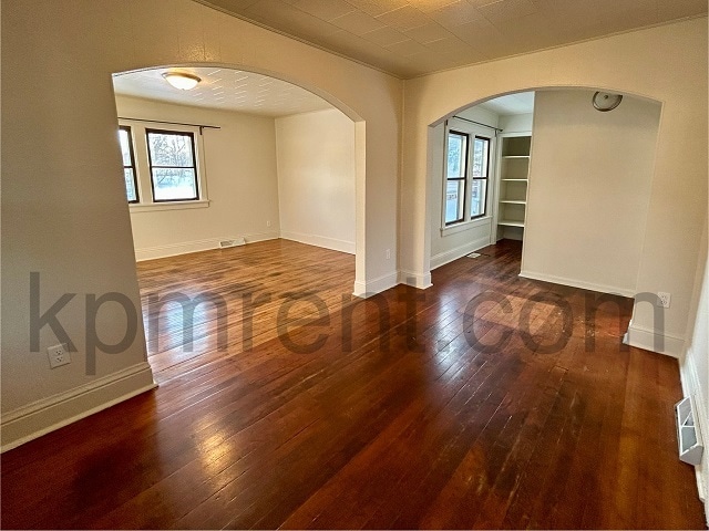 Building Photo - 606 5th Pl SE