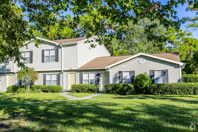 Patio - Pinewood Pointe Apartments