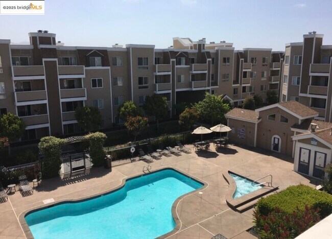 Foto del edificio - 6400 Christie Ave