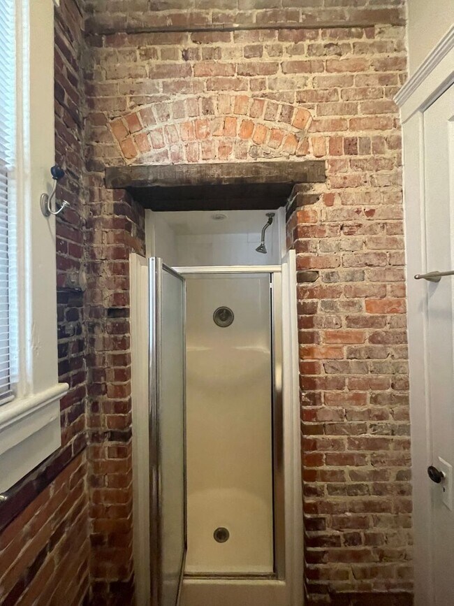 Foto del edificio - SPACIOUS EASTSIDE APARTMENT