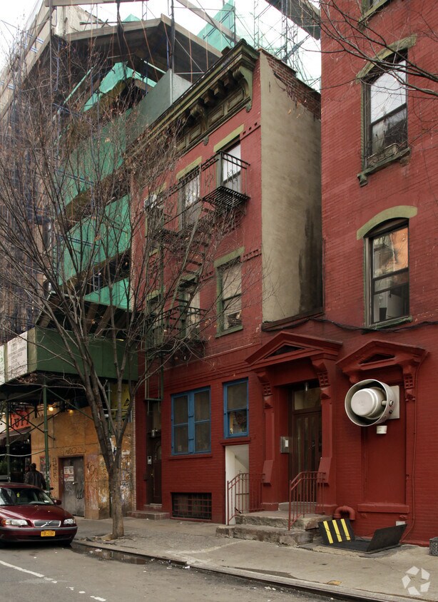 Foto principal - 166 Thompson St