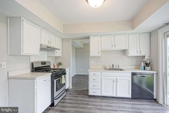 Building Photo - 38 St Moritz Dr