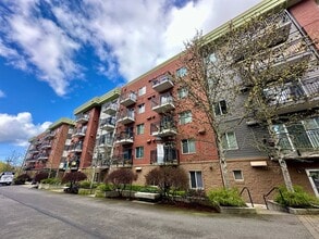 Building Photo - 1015 Railroad Ave