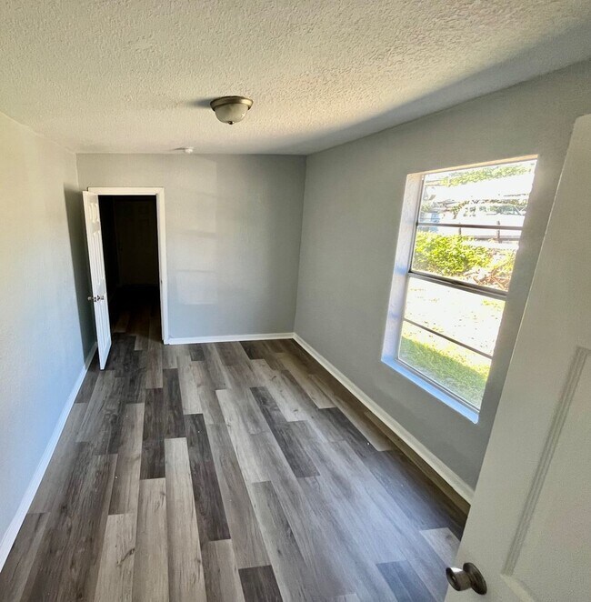 Foto del edificio - 3BR/1BA with HUGE Backyard, LVT Wood Floor...