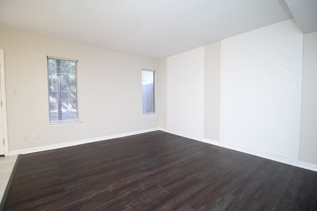 Foto del edificio - 2-Story Townhome with Open Layout, Balcony...