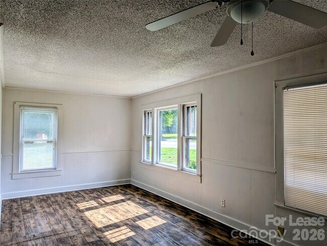 Building Photo - 829 Bristol Dr