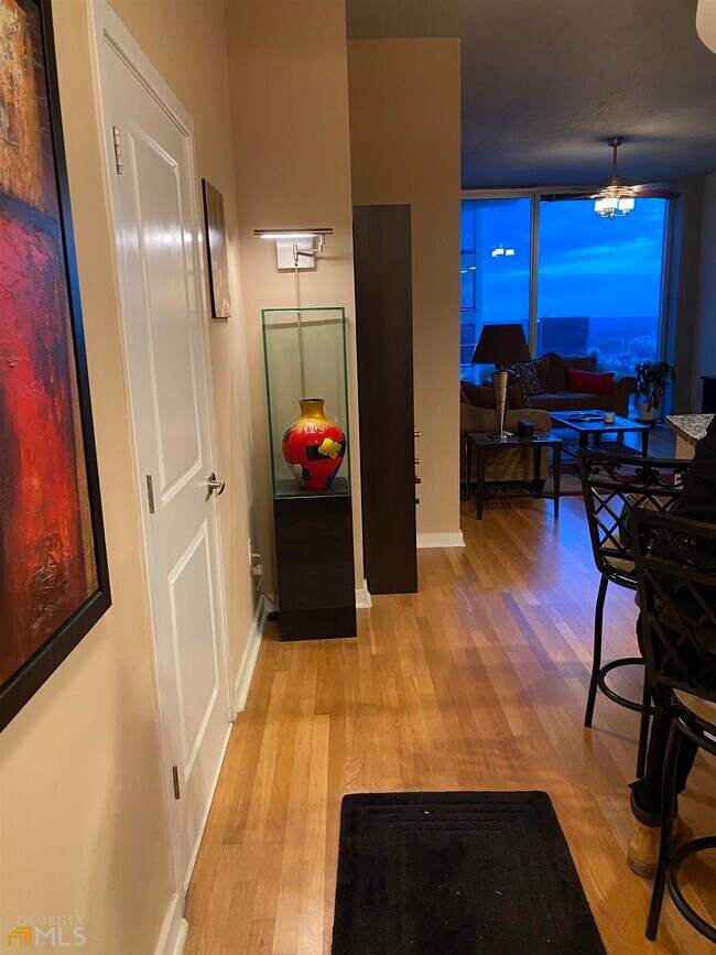 Foto del edificio - 400 W Peachtree St NW