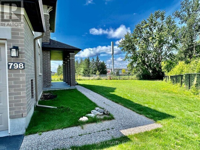 Photo du bâtiment - 798 Carnelian Cres