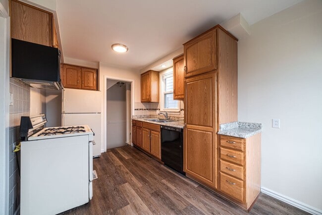 Building Photo - 3 bedroom - 2 bathroom - Lincoln Park - $1...