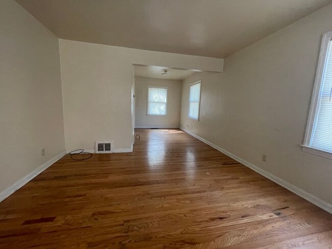 Building Photo - Stunning 2 Bedroom Townhome