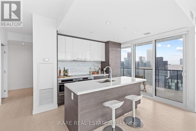 Building Photo - 488 University Ave