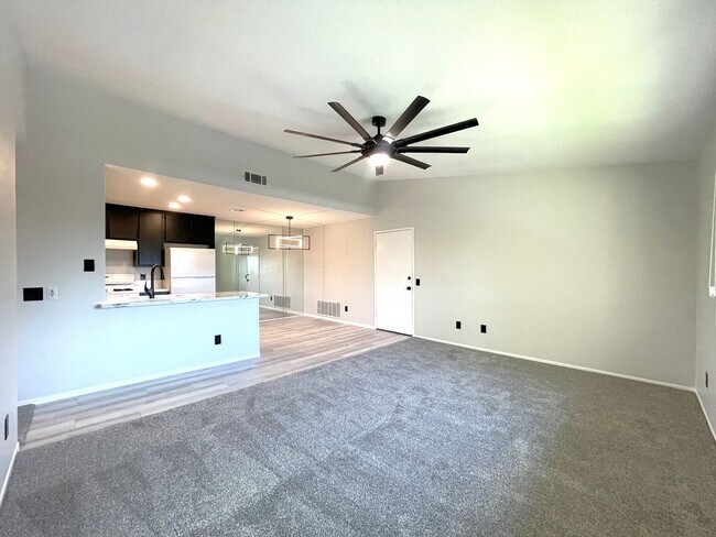 Building Photo - AVAILABLE NOW! 3 Bed 2 Bath Apartment in C...