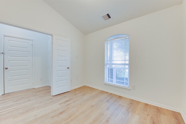 Foto del edificio - 2410 Lakecrest Town Dr