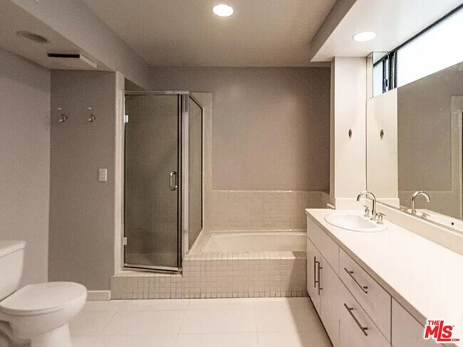 Building Photo - 1610 Camden Ave