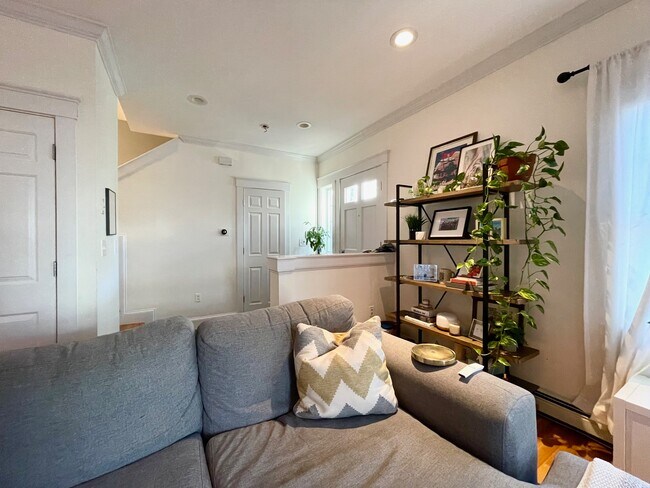 Entry way into living area - 38 Lourdes Ave