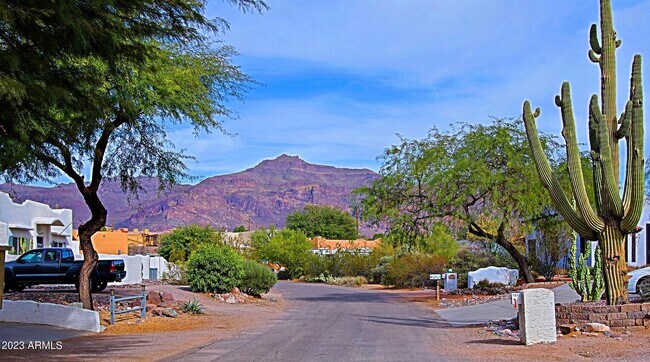 Foto del edificio - 5641 S Jacaranda Rd