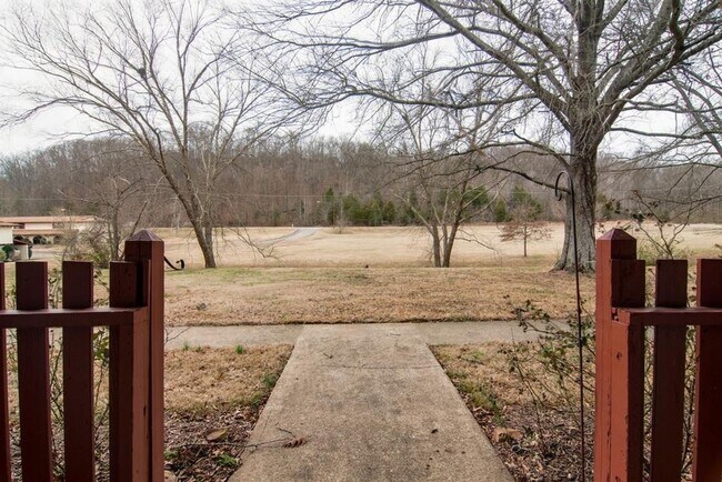Building Photo - Great studio location in Belle Forest!