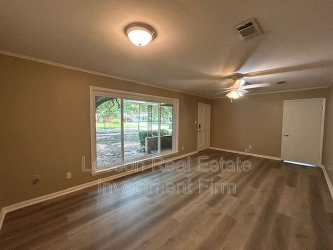 Building Photo - 2038 Lovers Ln