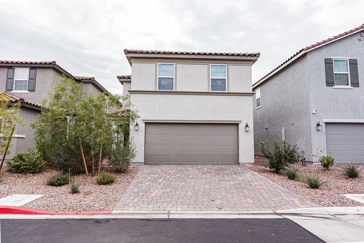 Foto principal - Beautiful 2-story home in a gated community