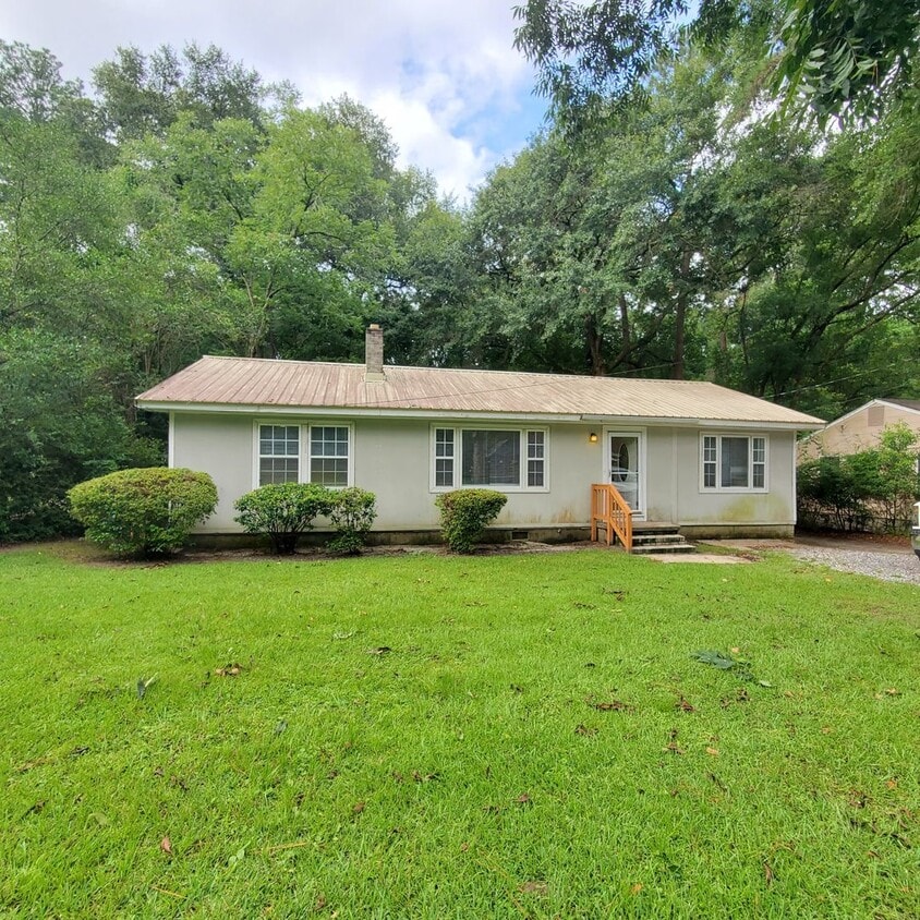 Primary Photo - Spacious 3-Bedroom Home with Fireplace, an...
