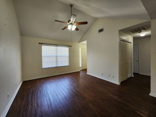 Foto del edificio - 2 Weeks Free Rent / 2/1 Duplex Home Close ...