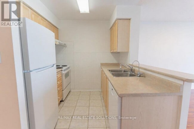 Building Photo - 233-233 Beecroft Rd