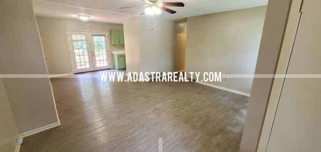 Building Photo - Spacious Shawnee Duplex-Available in SEPTE...