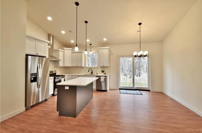 Building Photo - 3 Bedroom 2 Bath Home in Nisswa!