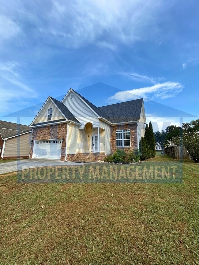 Building Photo - 3131 Pin Oaks Cir NE