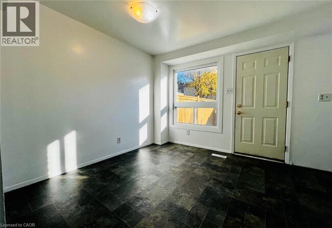 Building Photo - 210 Carlyle Dr
