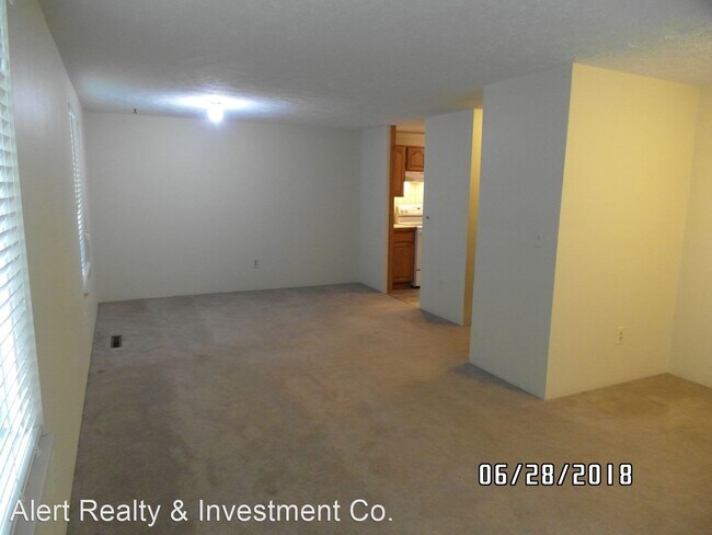 Building Photo - 4 br, 2.5 bath House - 930 Meeker St