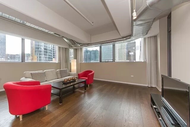 Foto del edificio - 240 E Illinois St