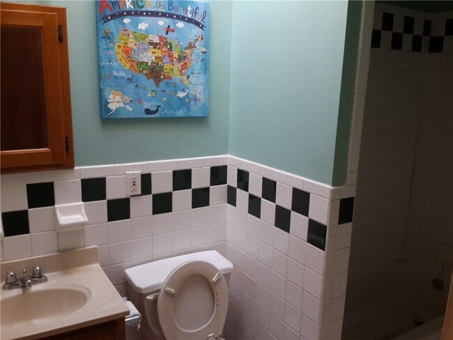 Building Photo - 198 Rogers Ave