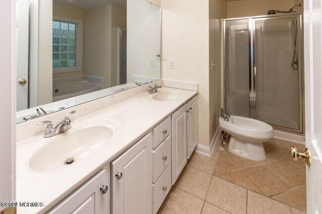 Building Photo - 205 E Baywood Ln