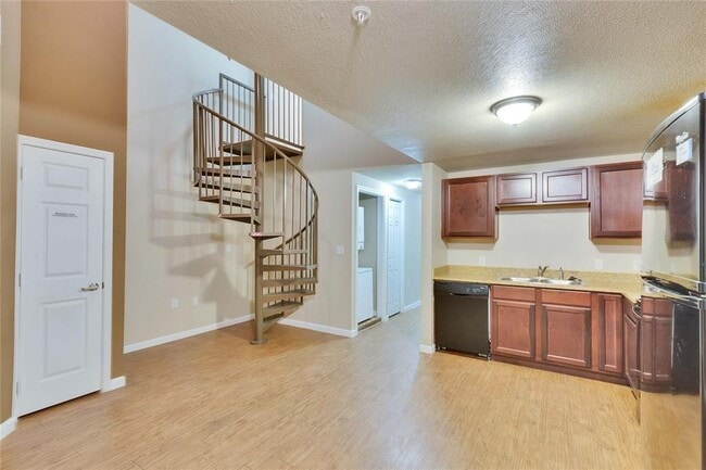 Building Photo - 908 W 21st St