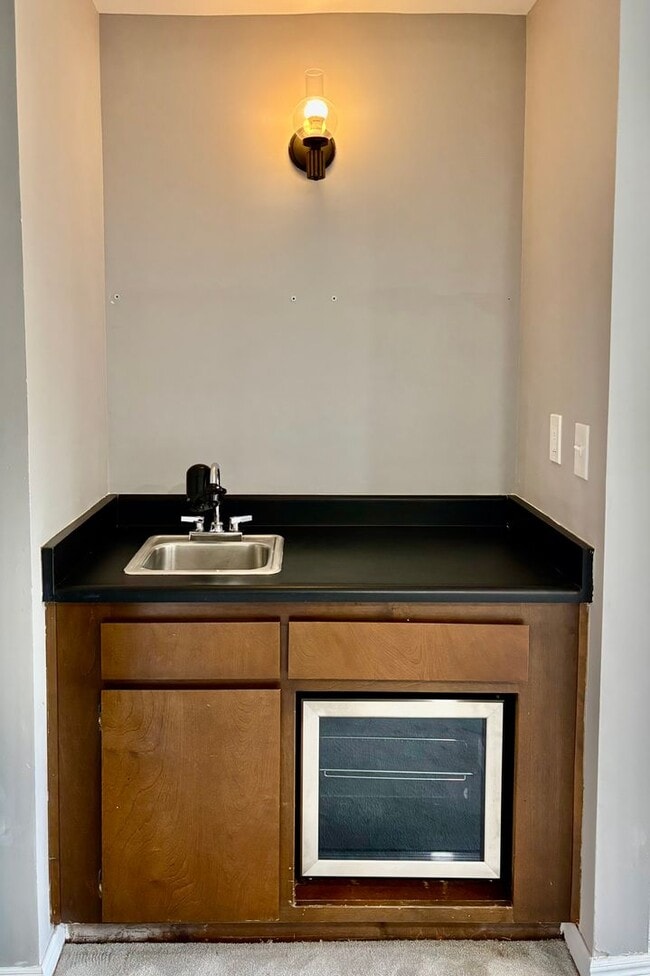 Building Photo - 2 Bed / 2 Bath updated Mercer Island condo...