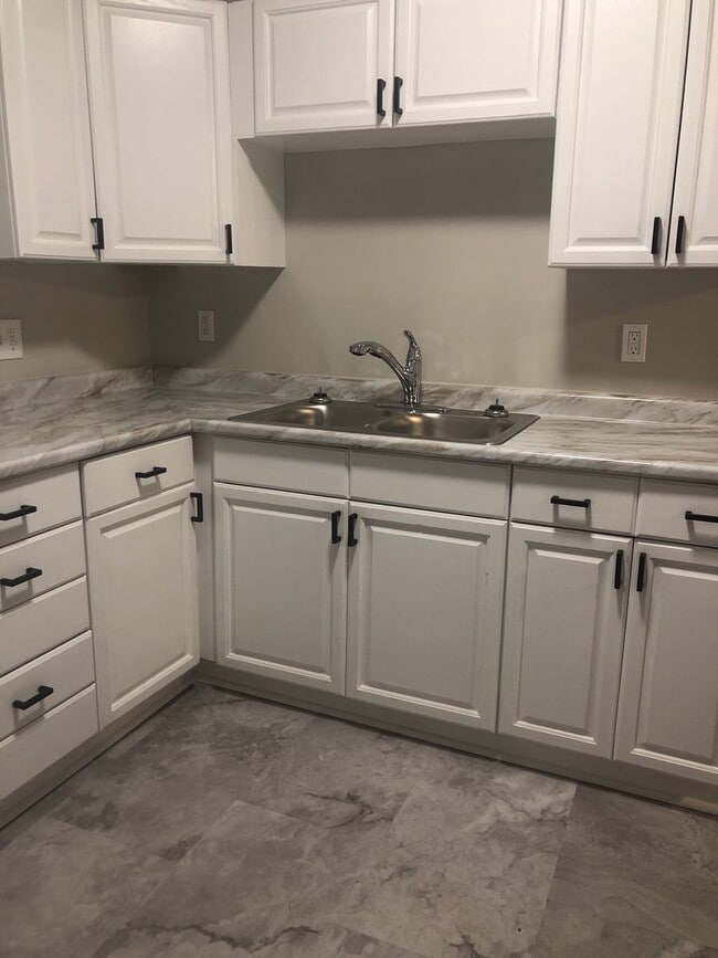 Building Photo - Single Family Home 4 beds 2 bath FOR RENT!